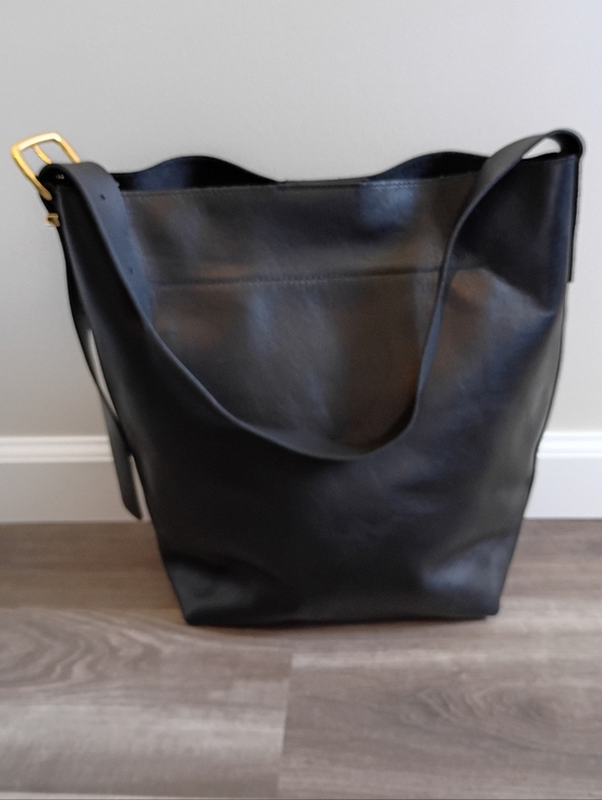 Madewell Handbags - Madewell Classic True Black Cow Leather The Essential Bucket Tote Bag Mininalist